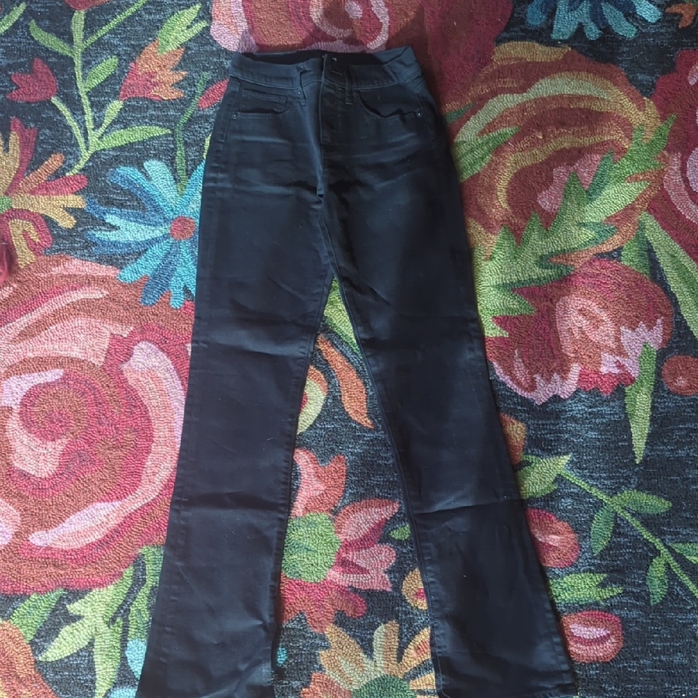 Express Black Skyscraper Mid-rise